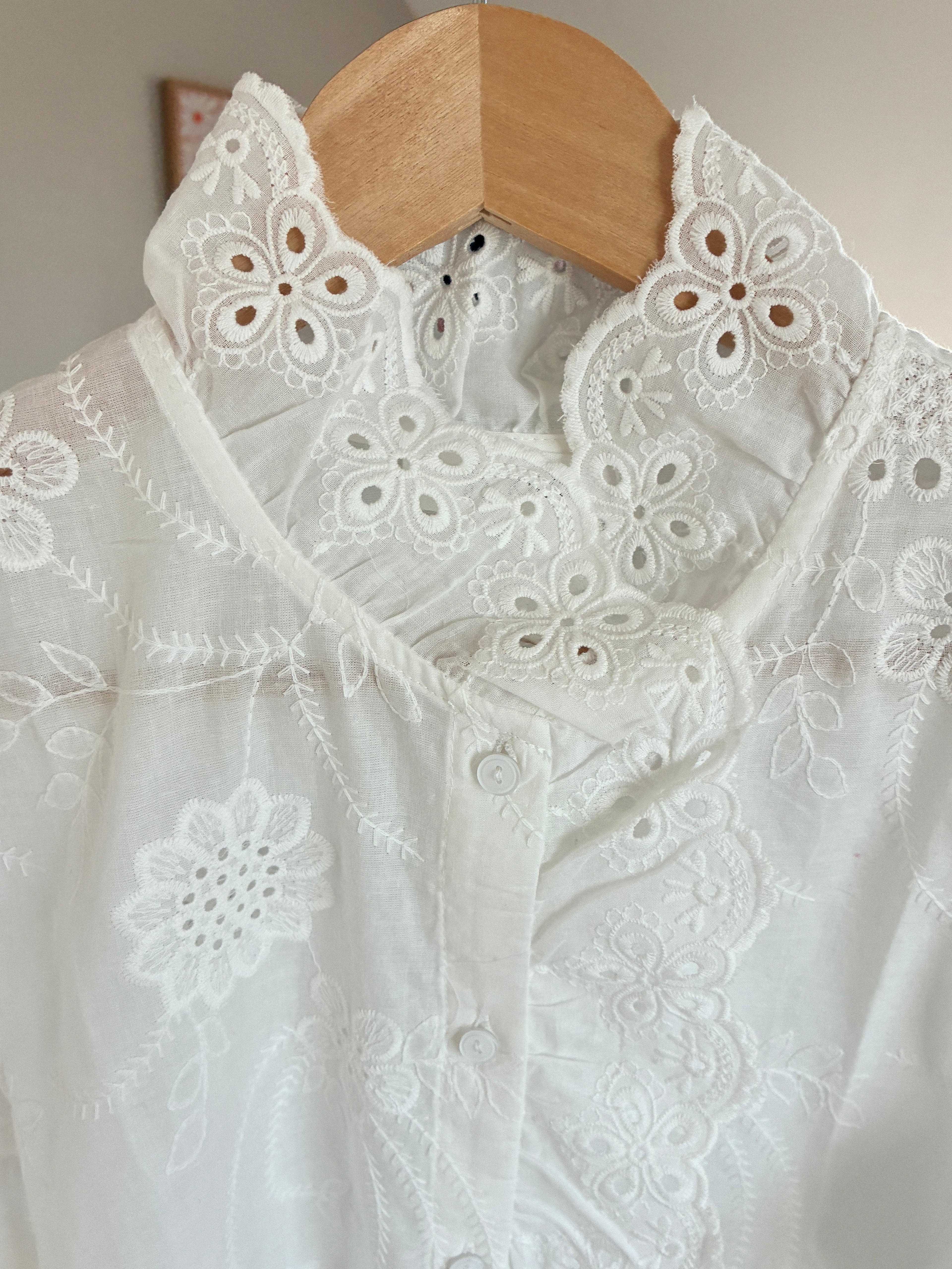 Blouse-brodée-Blanche