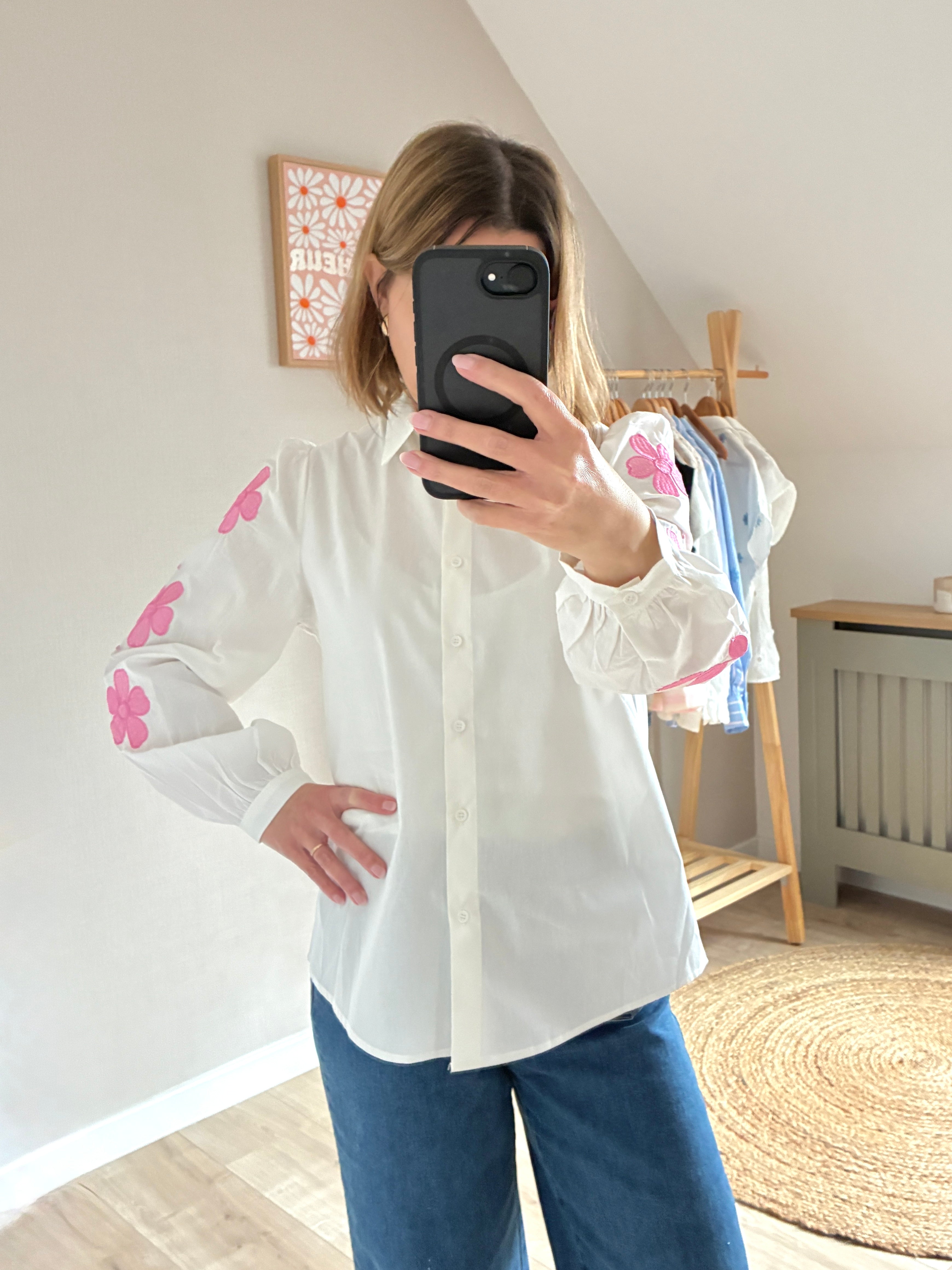 Chemise-blanche-fleurs-roses-brodees