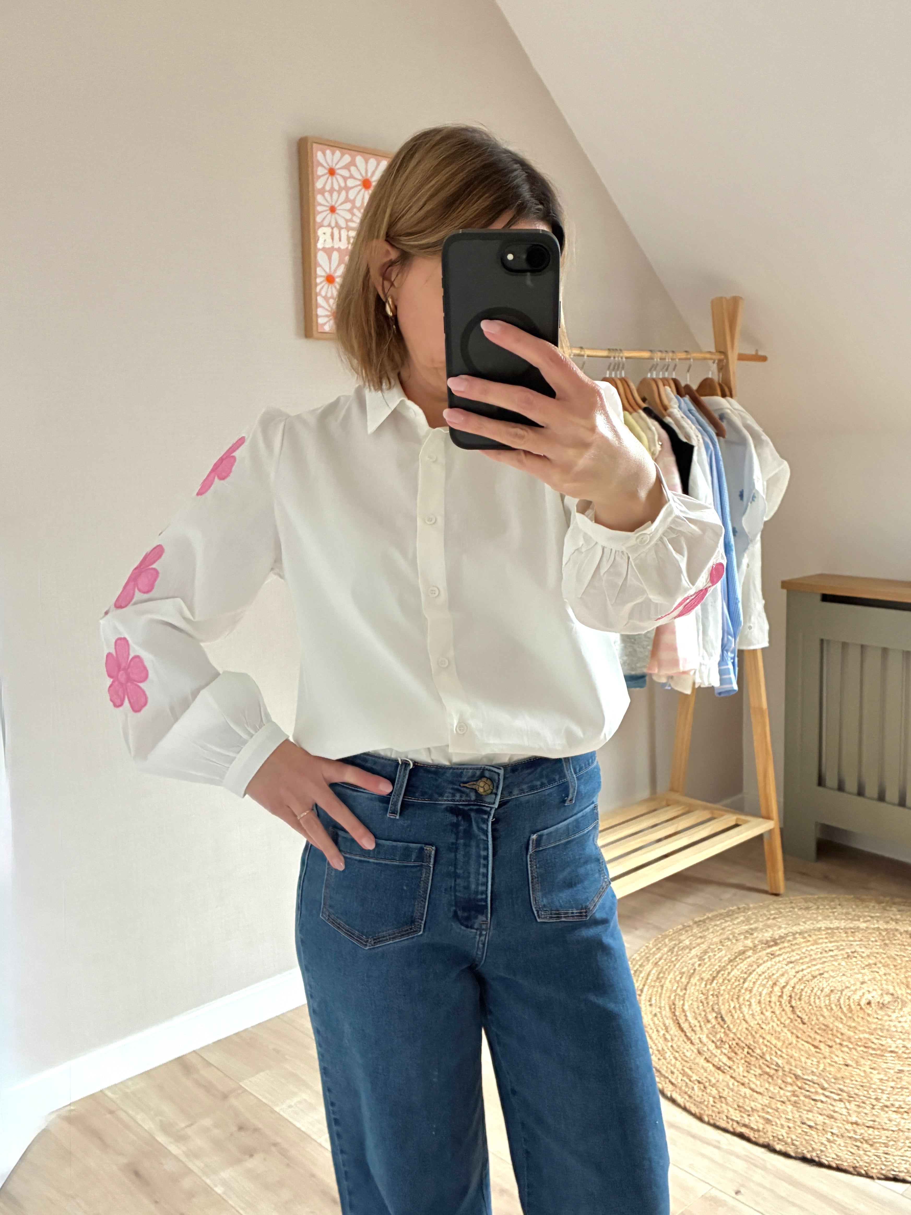 Chemise-blanche-fleurs-roses-brodees