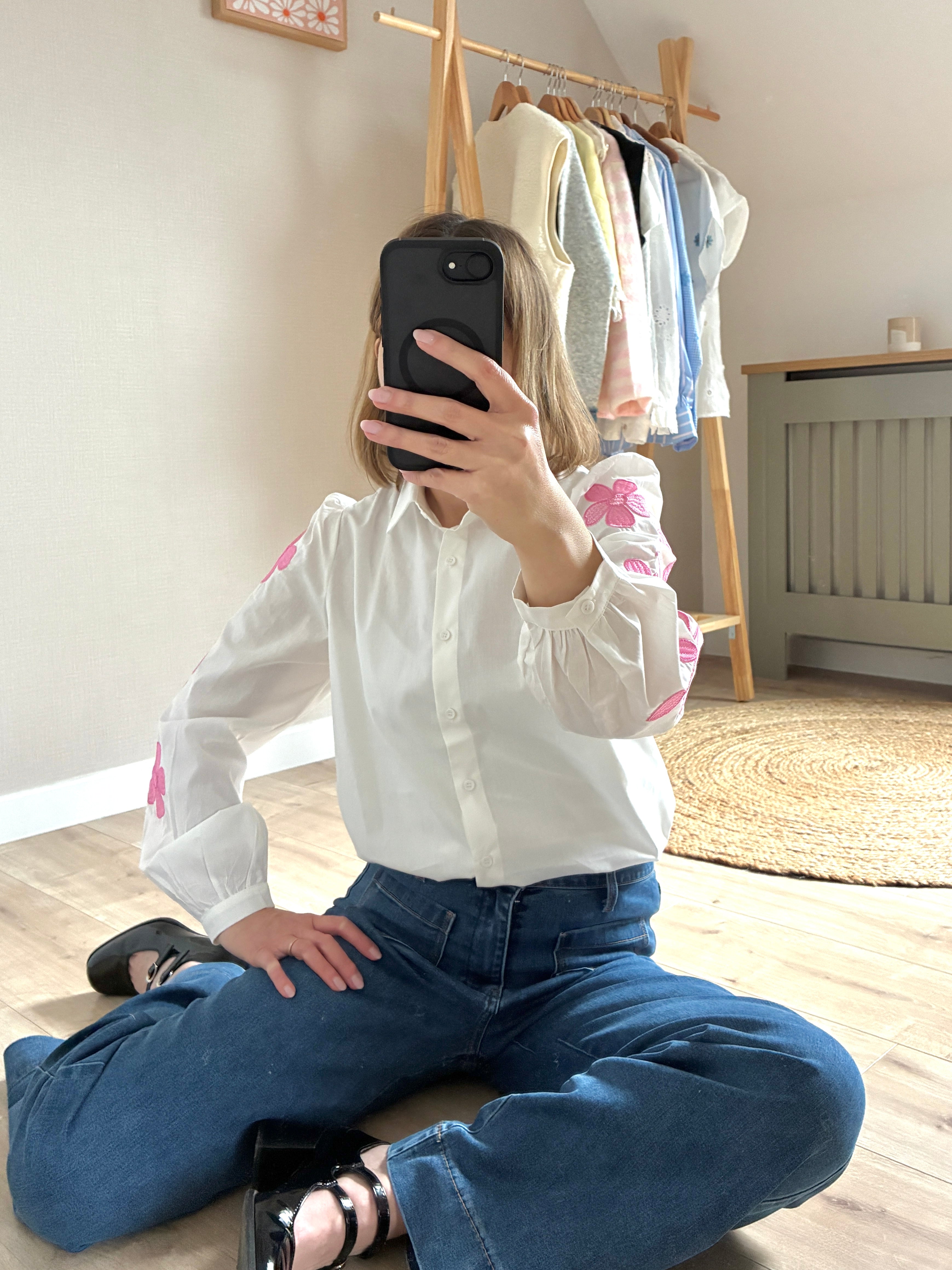 Chemise-blanche-fleurs-roses-brodees