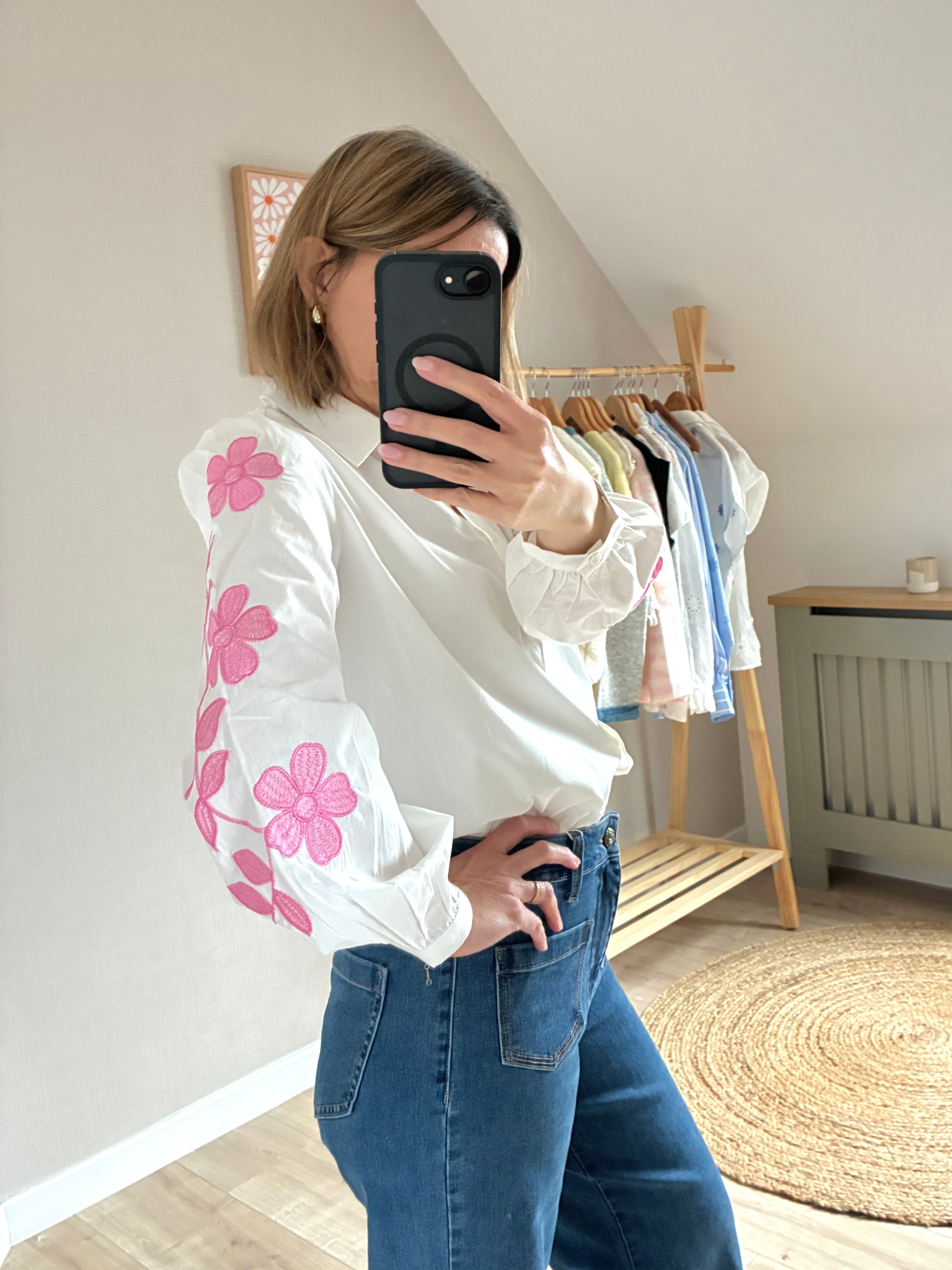 Chemise-blanche-fleurs-roses-brodees