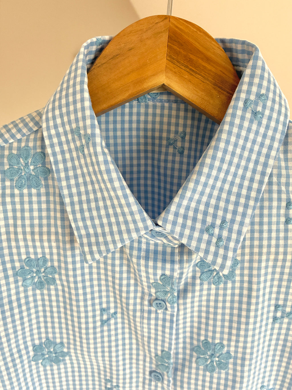 Chemise-bleu-vichy-fleurs