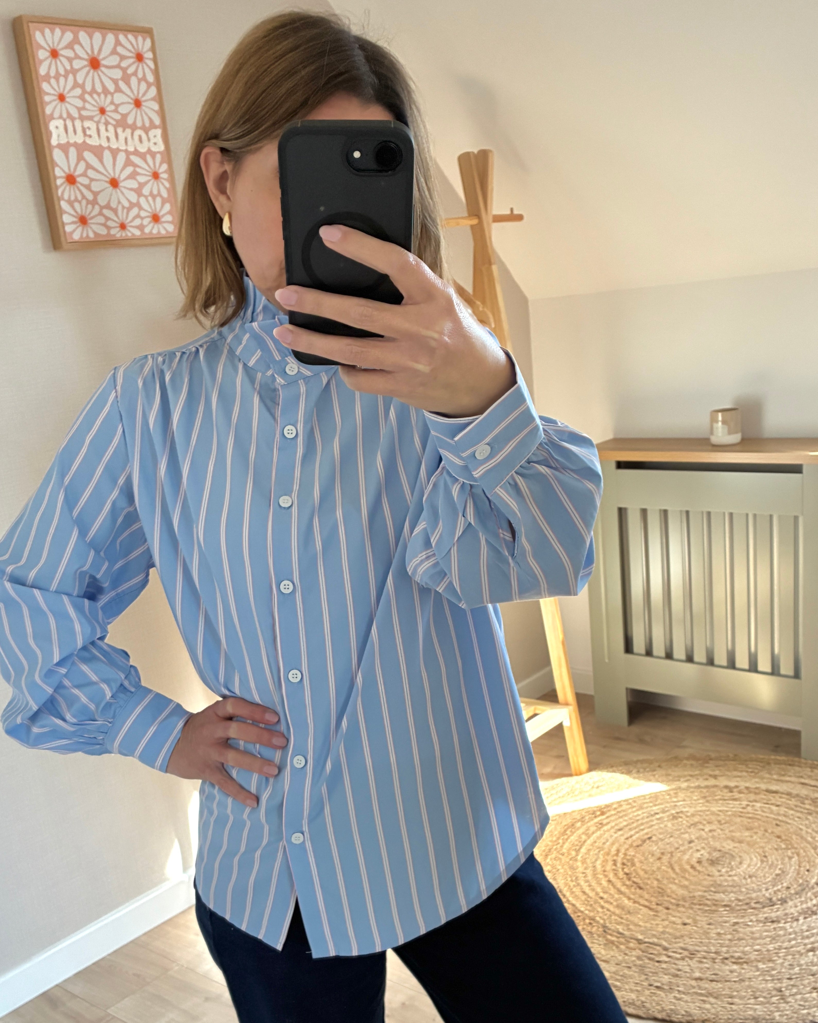 Chemisier-bleu-rayé-col-victorien