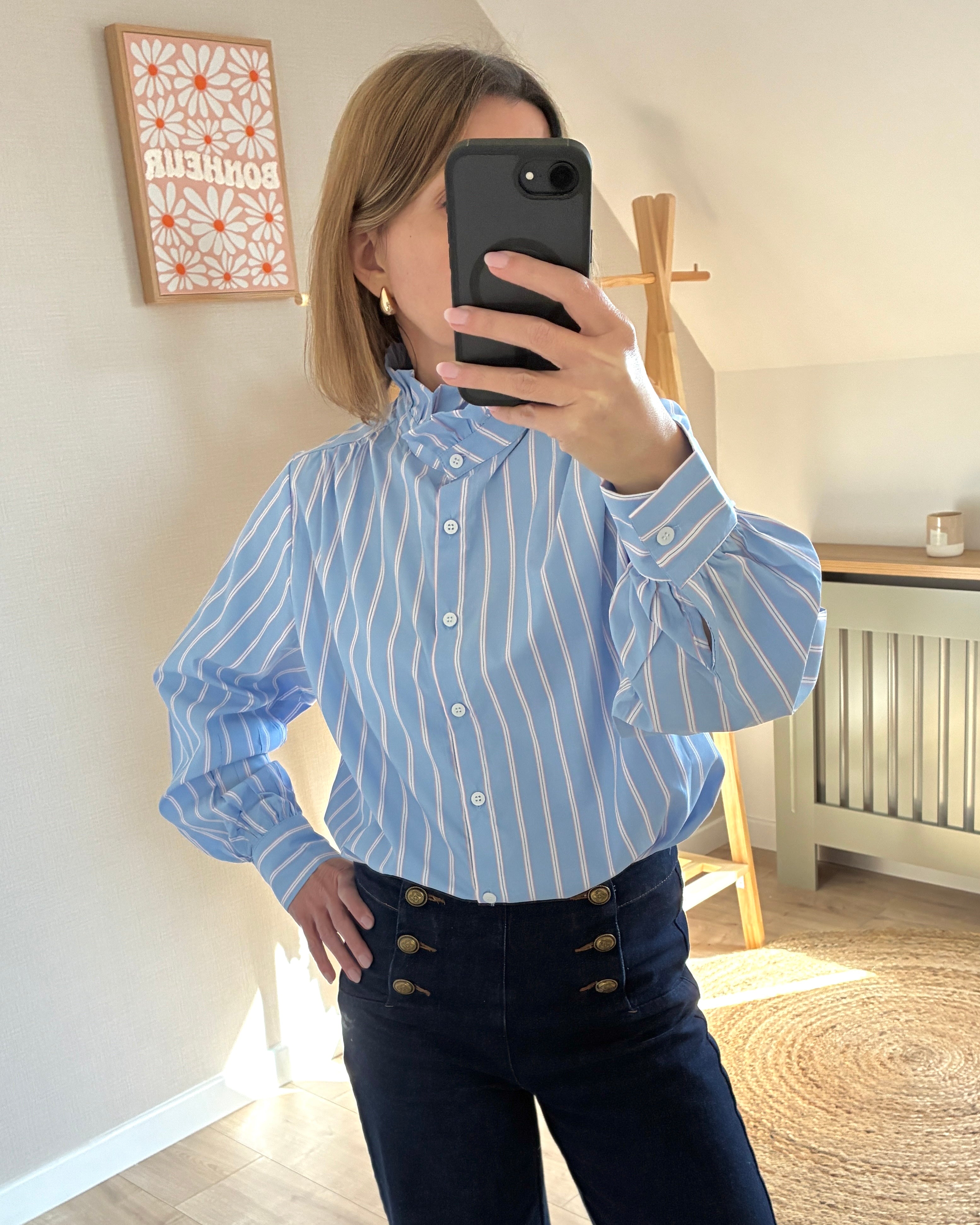 Chemisier-bleu-rayé-col-victorien