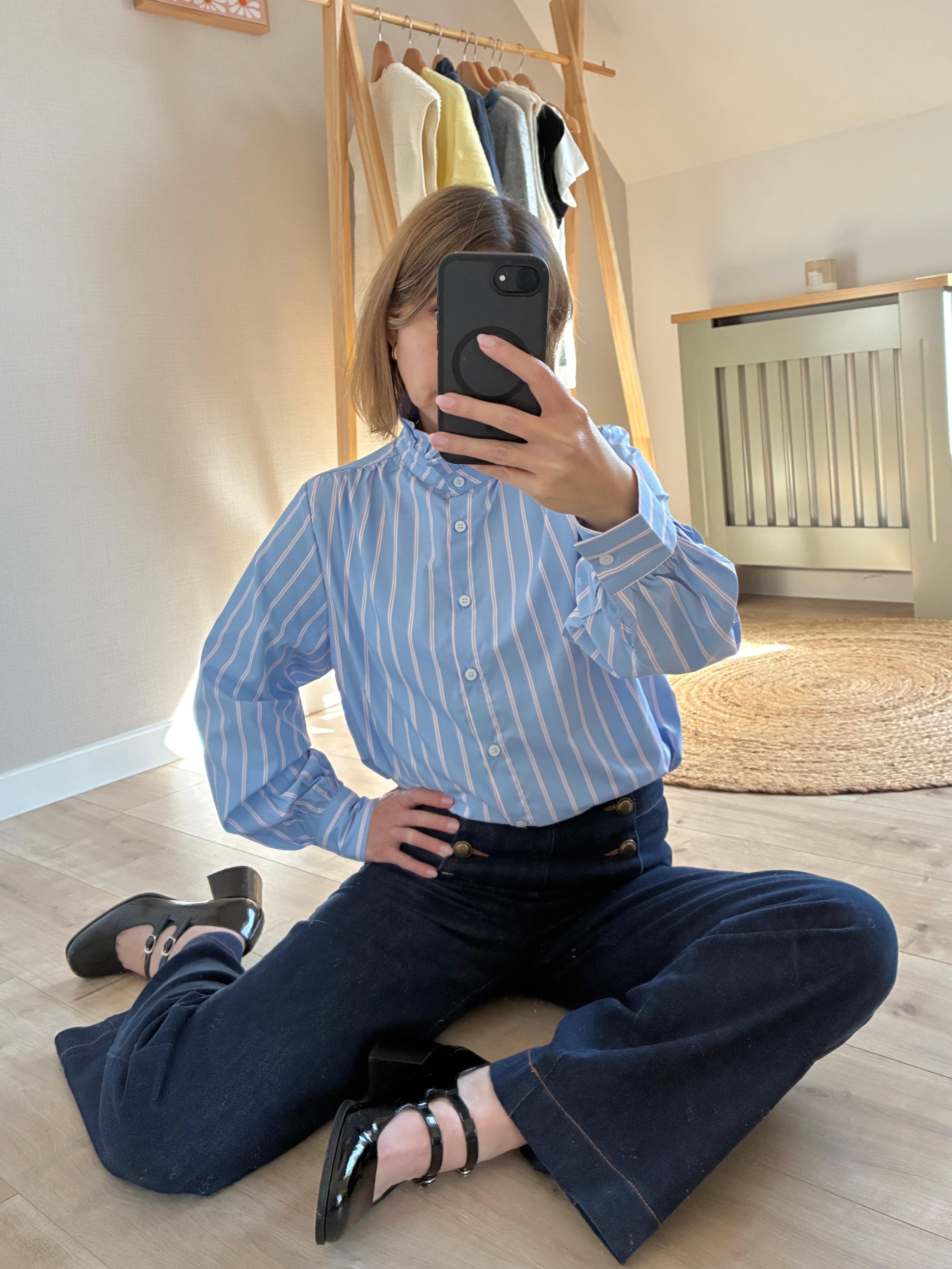 Chemisier-bleu-rayé-col-victorien