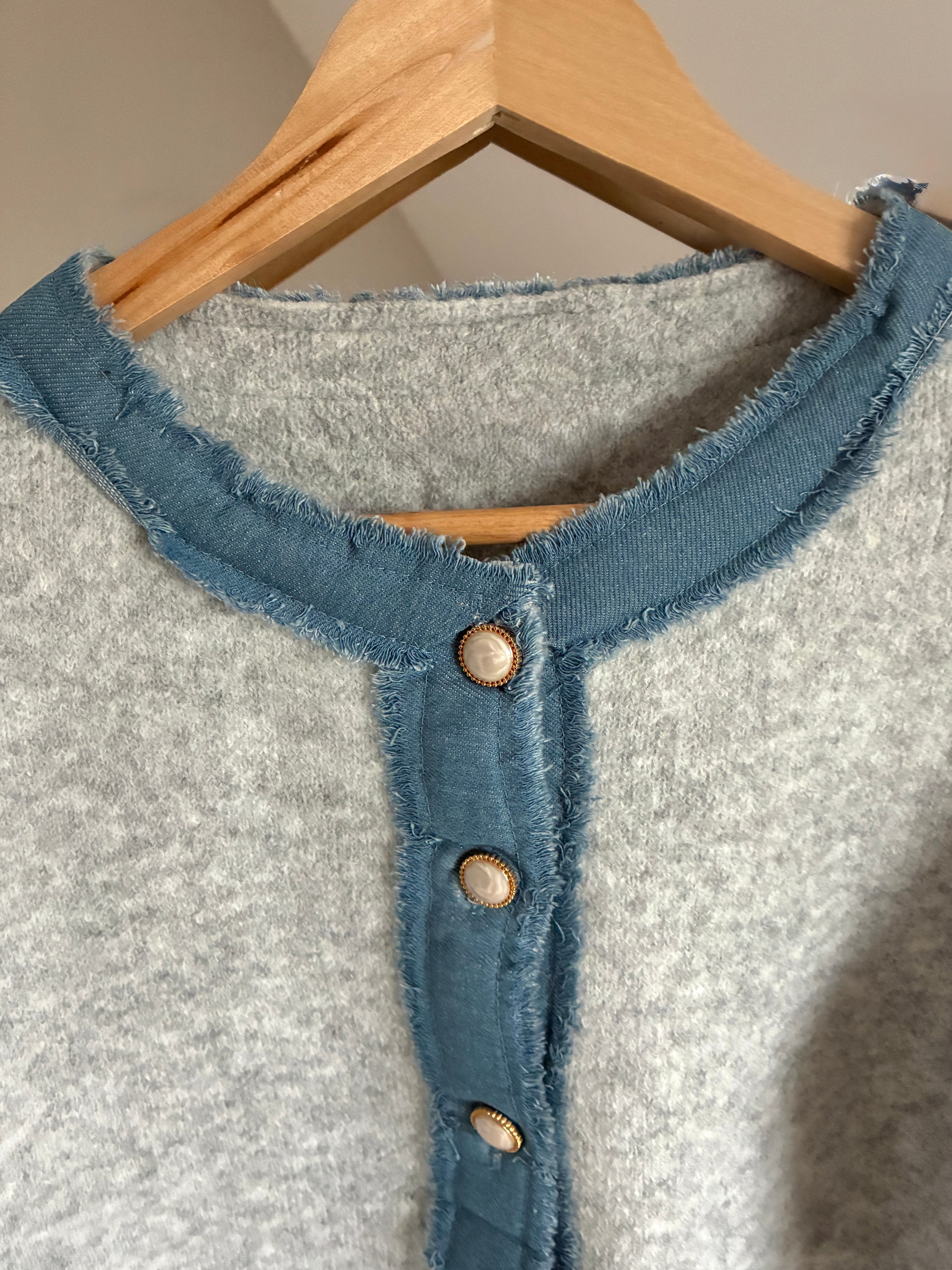 Gilet-gris-jeans