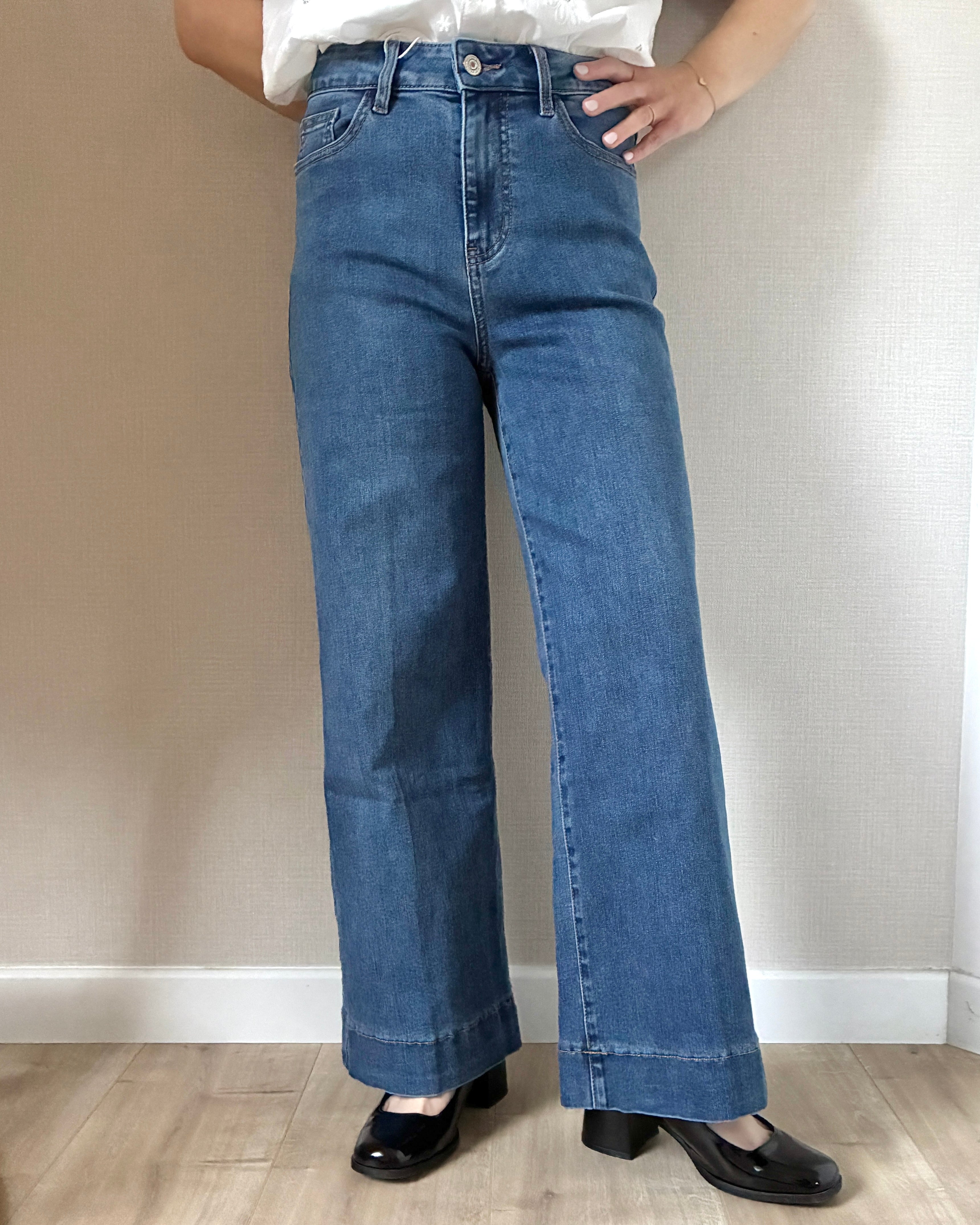 Jean-bleu-taille-haute-coupe-large