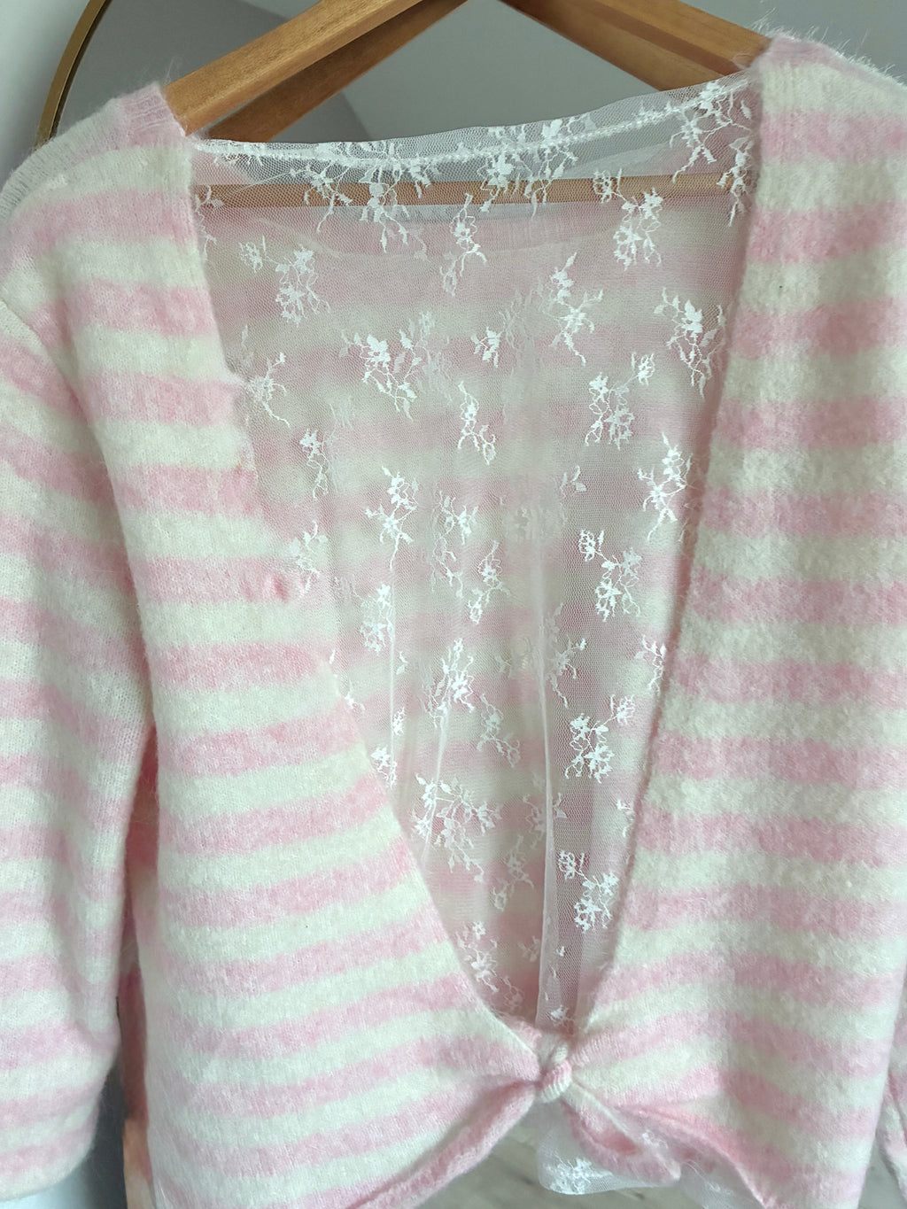 Pull-rose-blanc-dentelle-dos