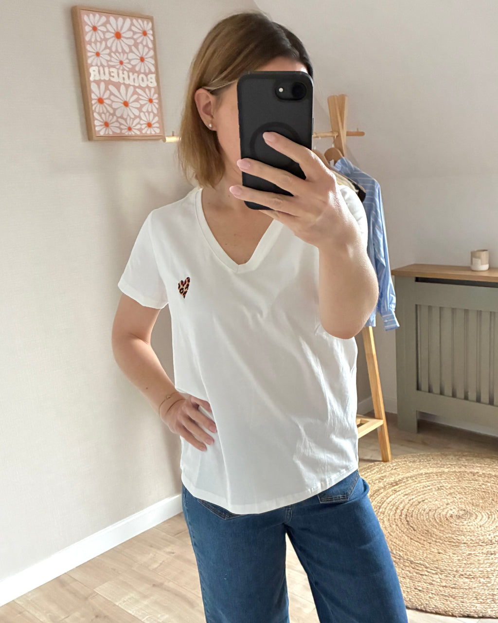 T-shirt-blanc-broderie-coeur-leopard-col-v