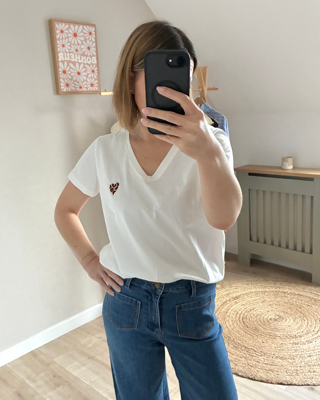T-shirt-blanc-broderie-coeur-leopard-col-v