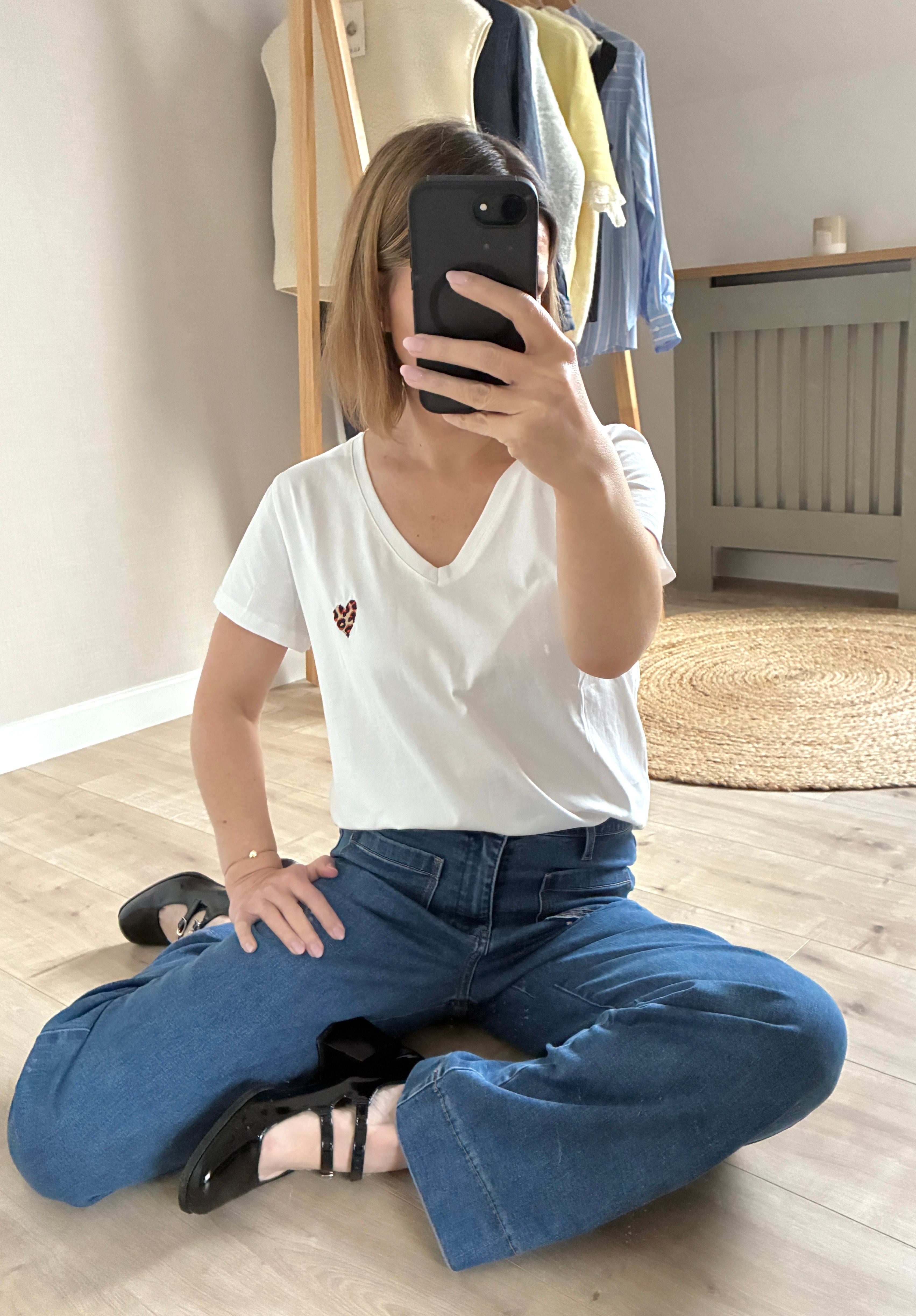 T-shirt-blanc-broderie-coeur-leopard-col-v