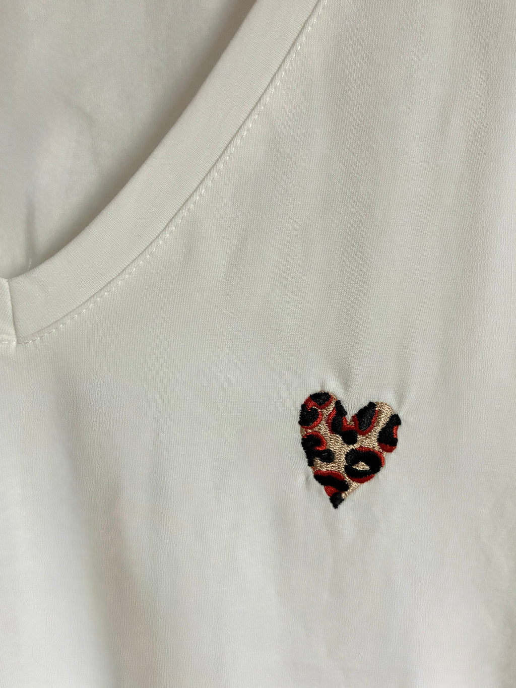T-shirt-blanc-broderie-coeur-leopard-col-v