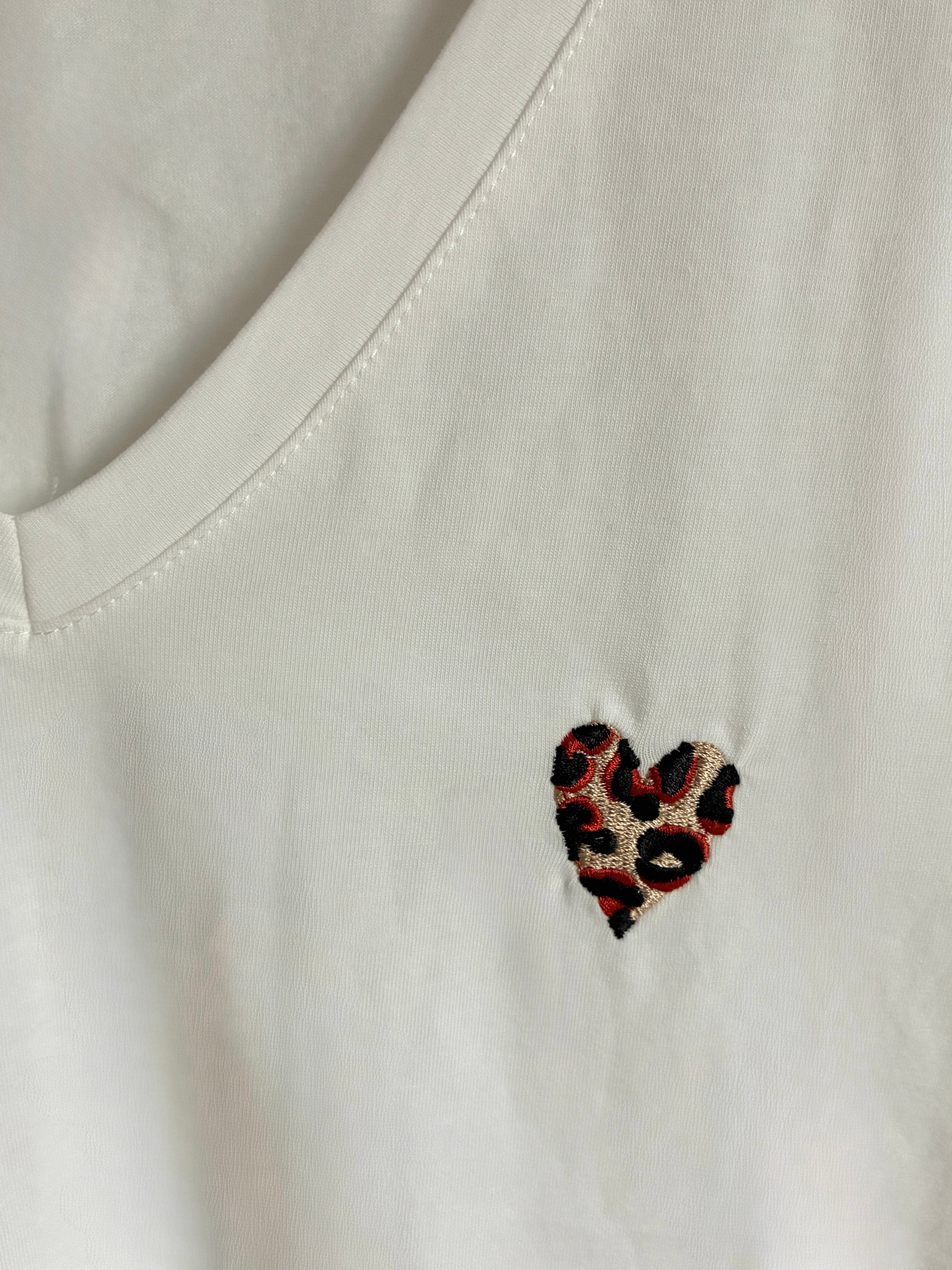 T-shirt-blanc-broderie-coeur-leopard-col-v