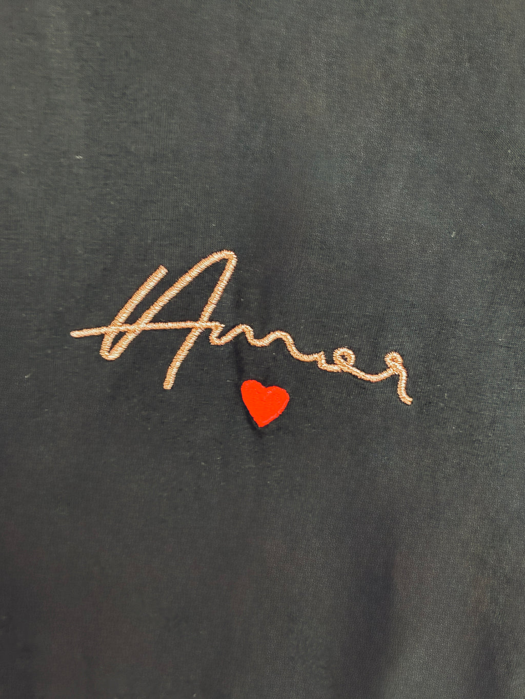 T-shirt-noir-broderie-amour