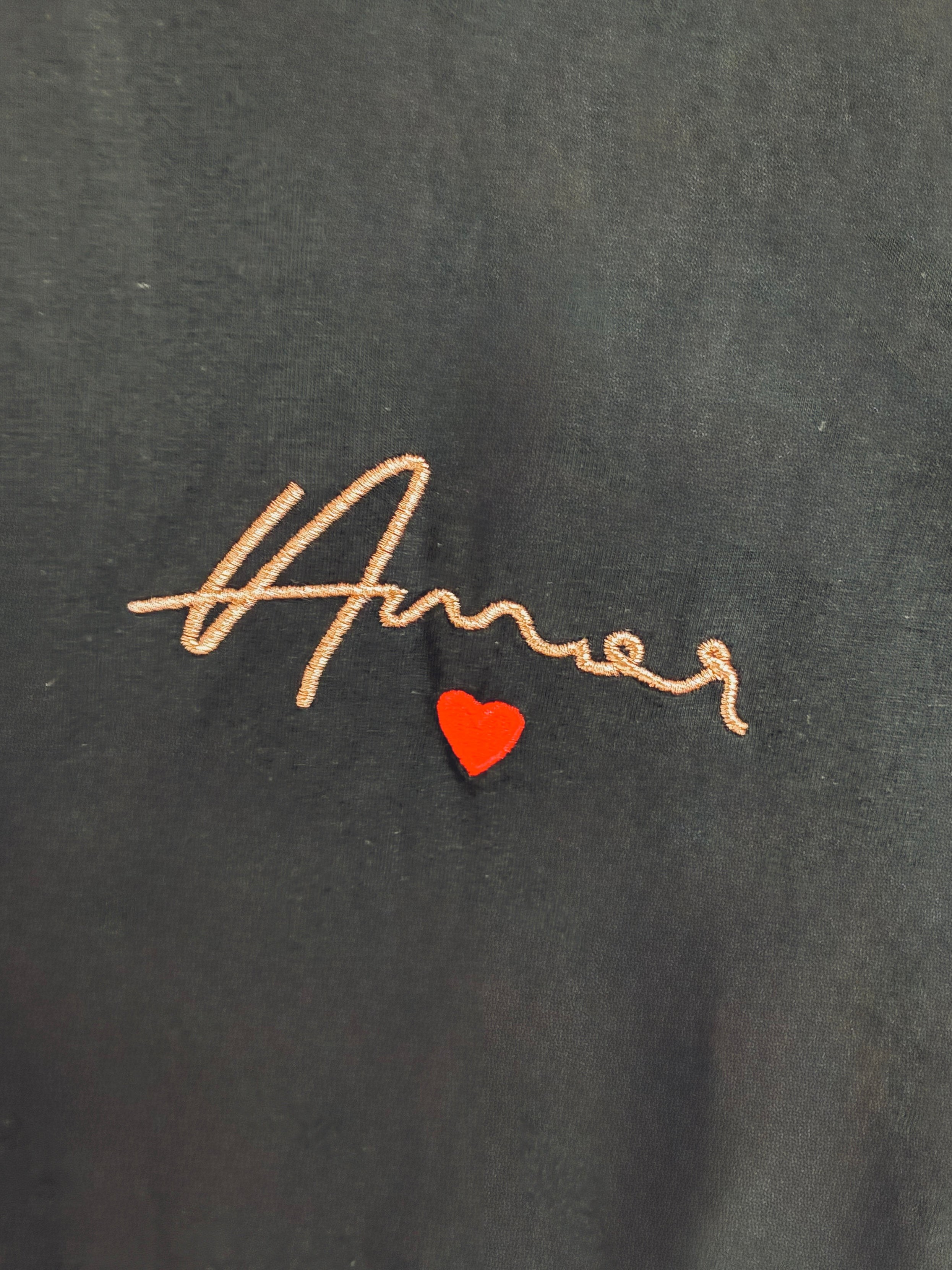 T-shirt-noir-broderie-amour