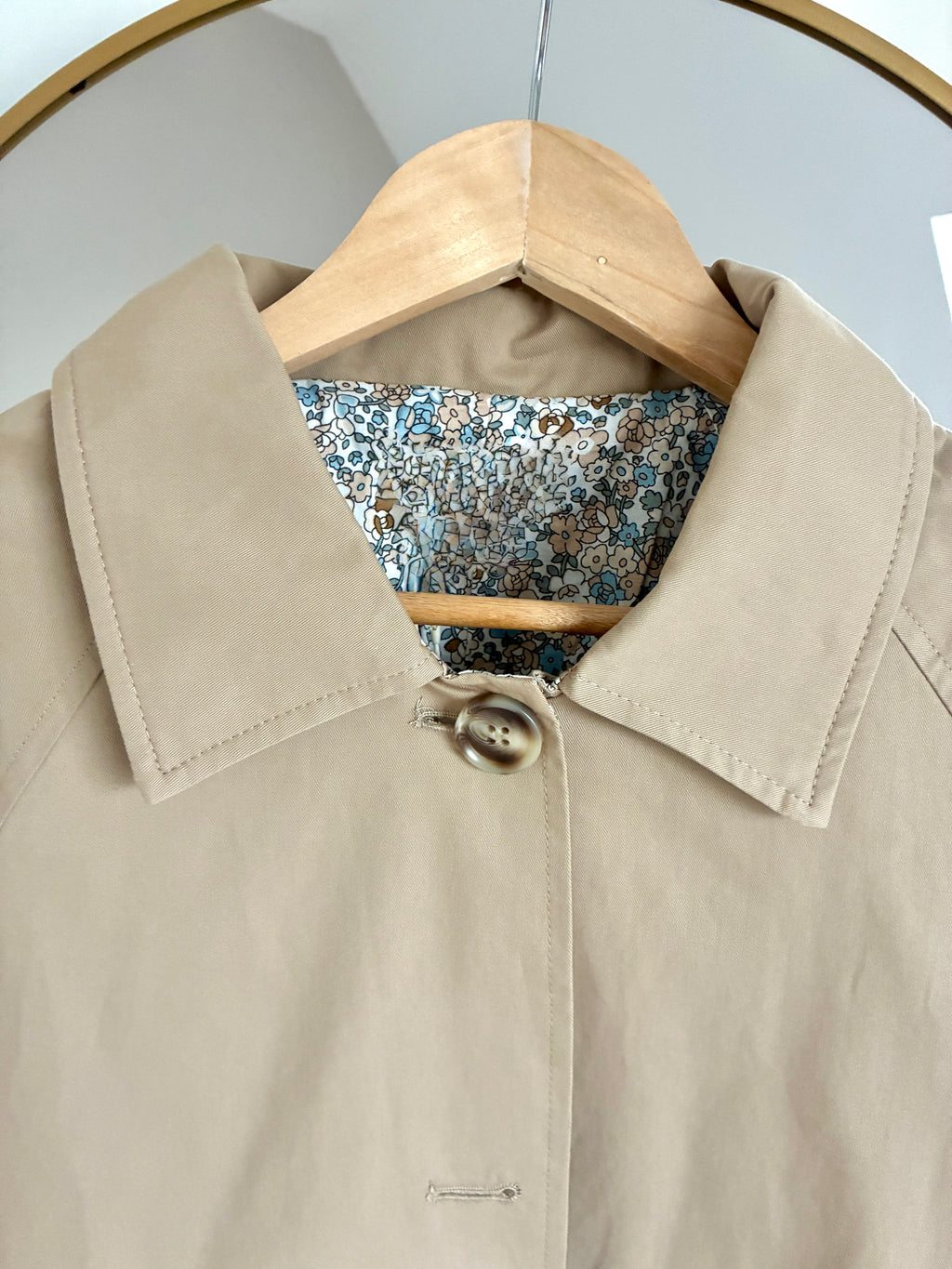 Trench-mi-long-beige-motif-fleuri