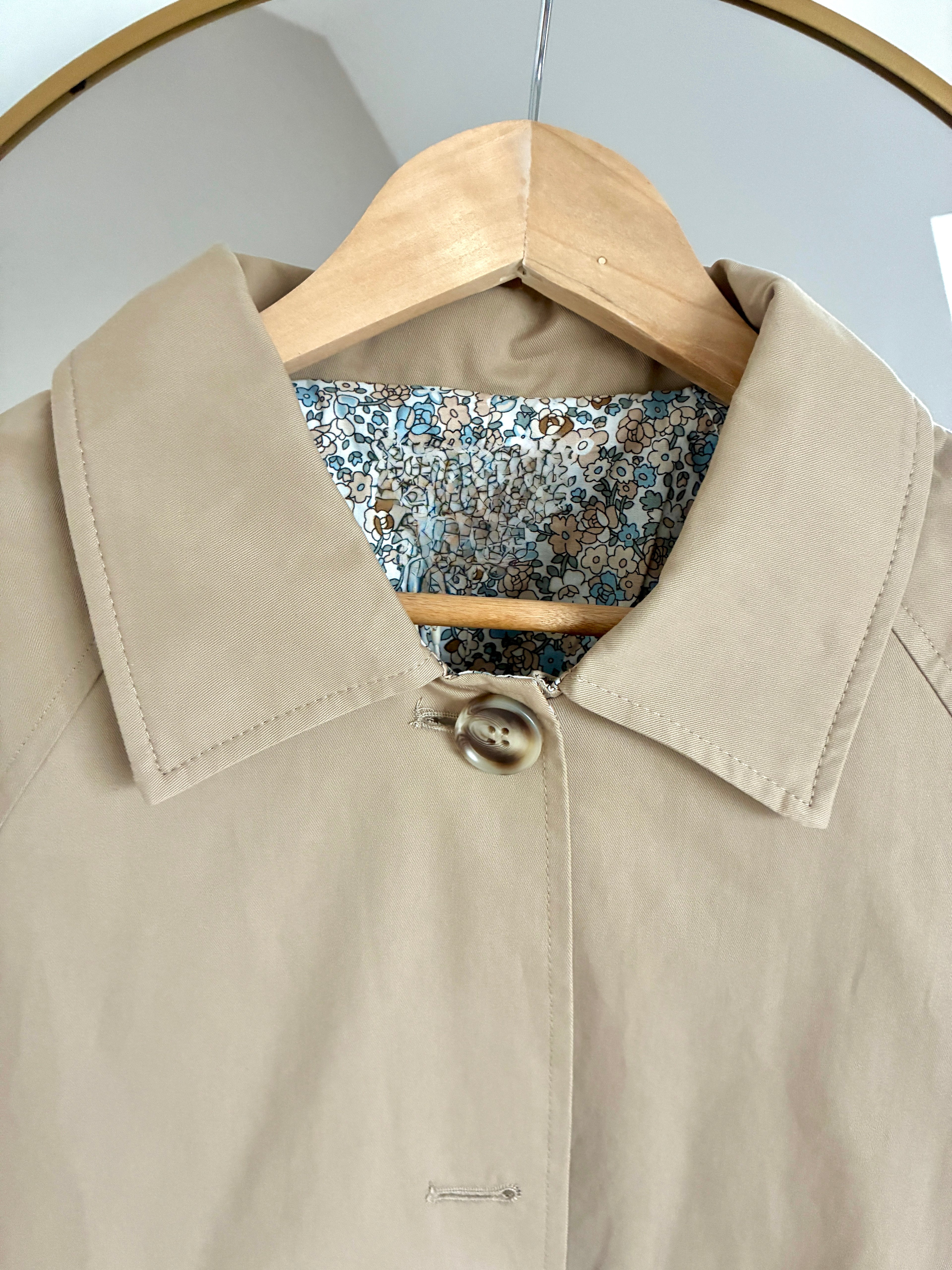 Trench-mi-long-beige-motif-fleuri