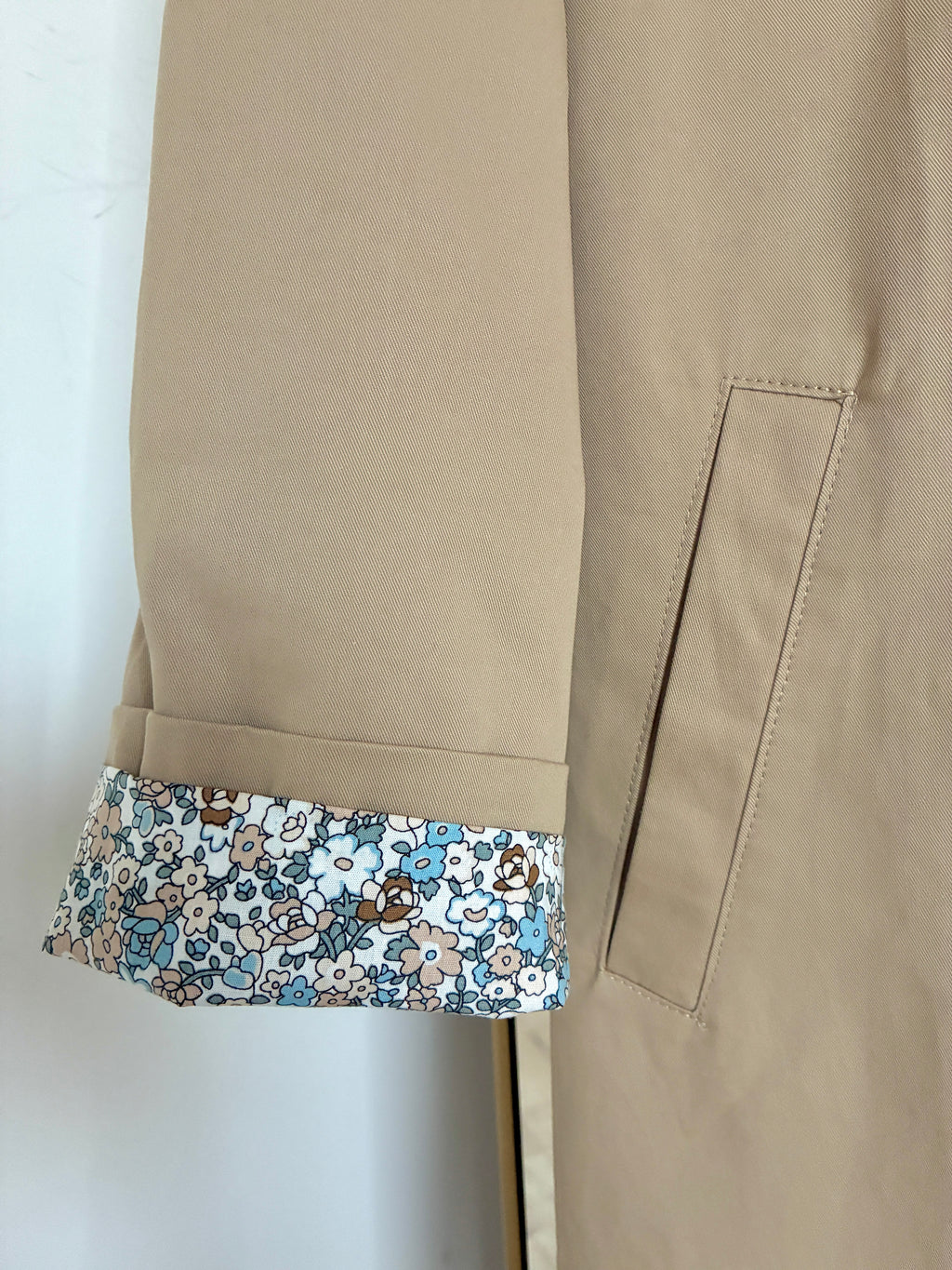 Trench-mi-long-beige-motif-fleuri