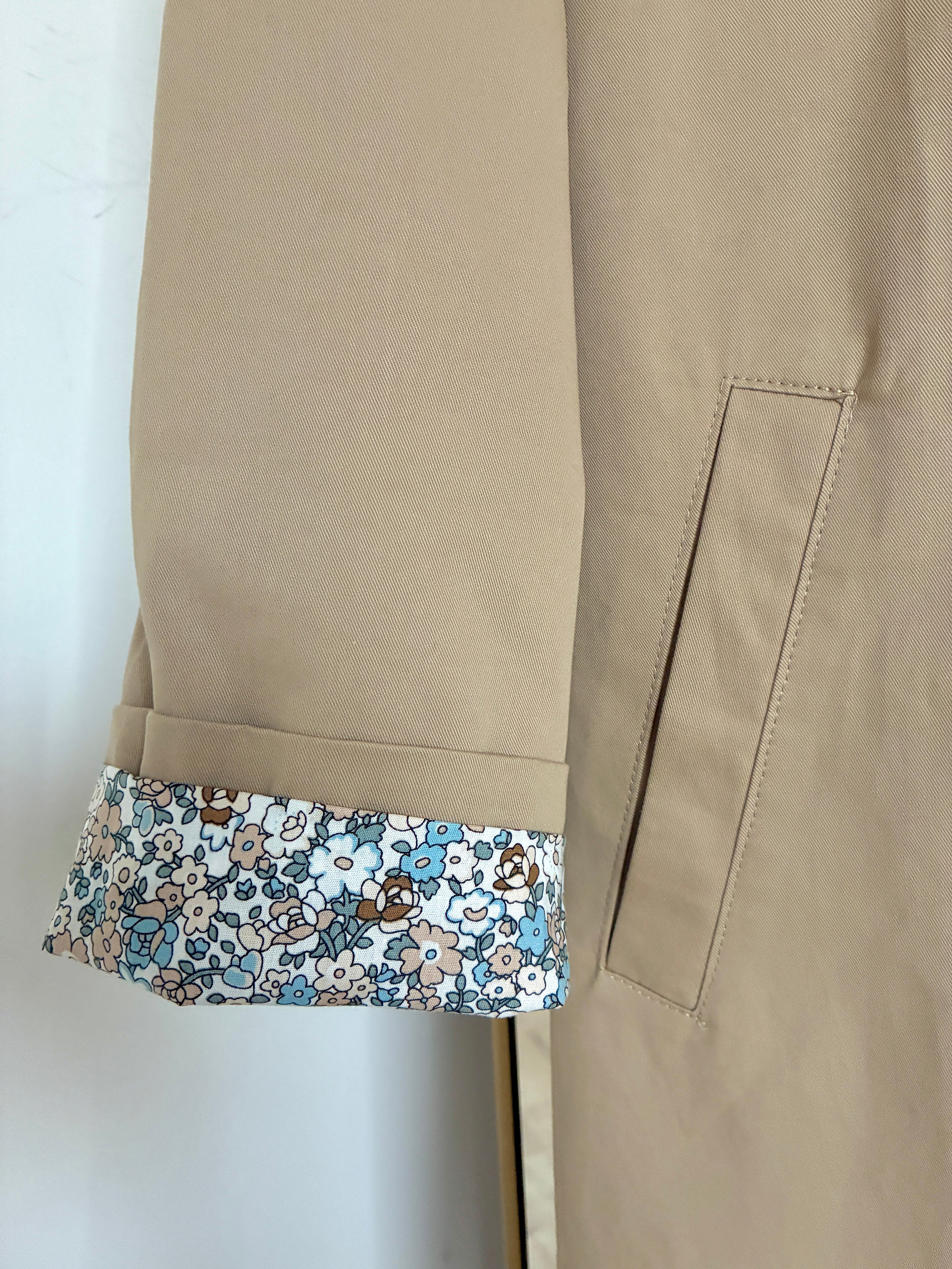 Trench-mi-long-beige-motif-fleuri