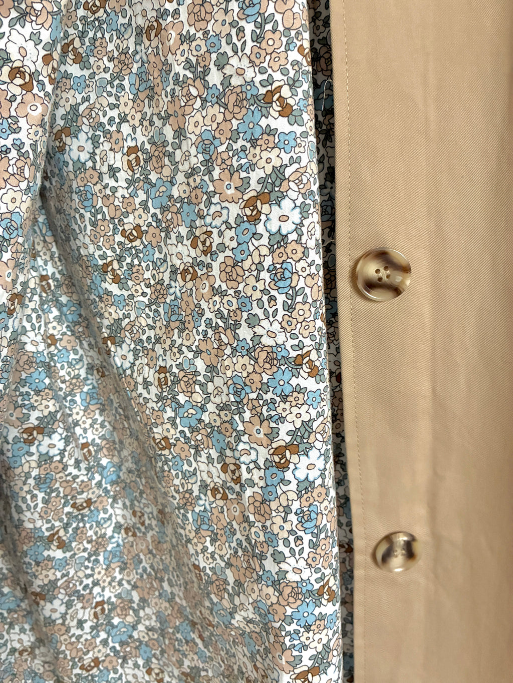 Trench-mi-long-beige-motif-fleuri