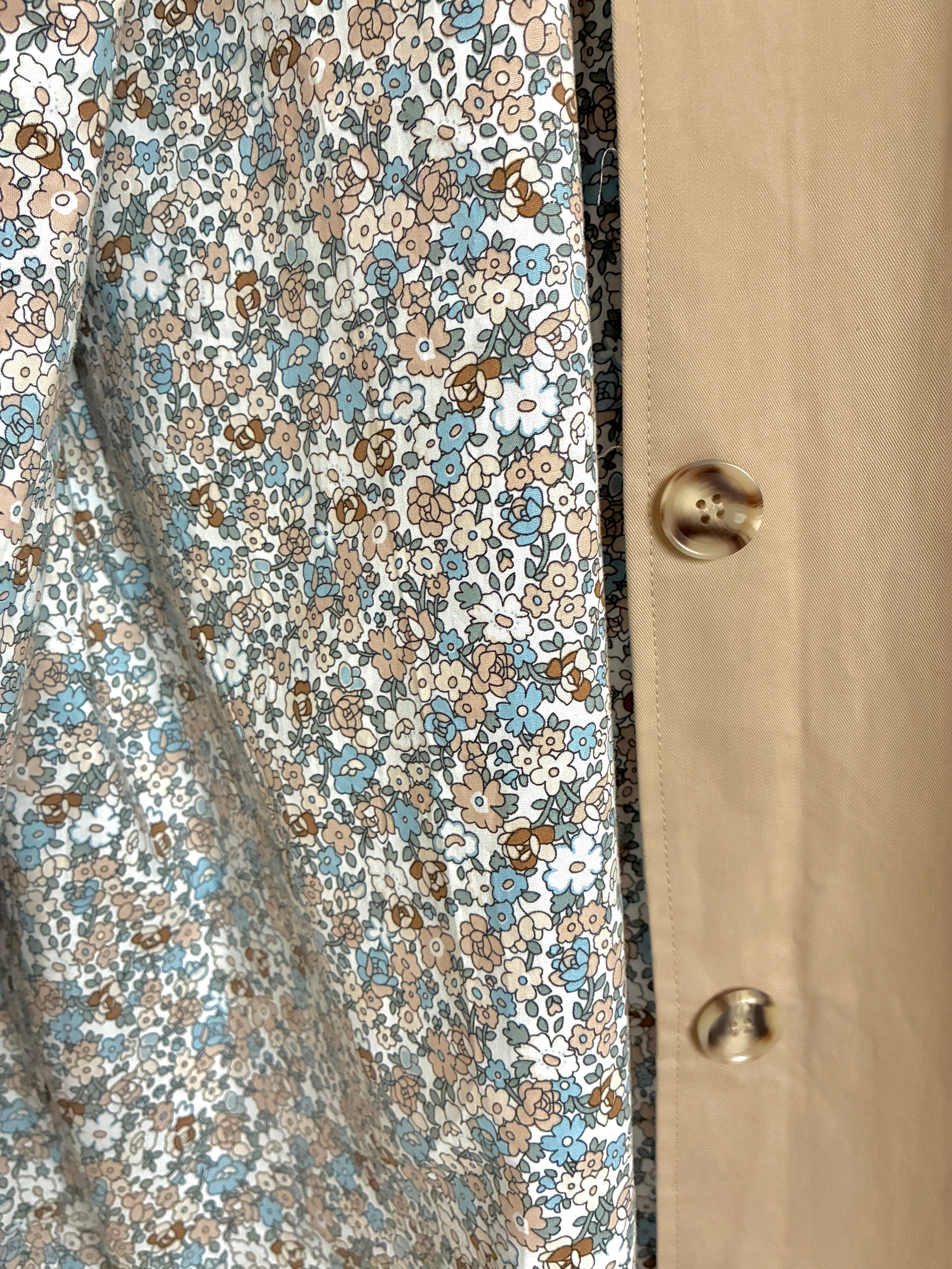 Trench-mi-long-beige-motif-fleuri